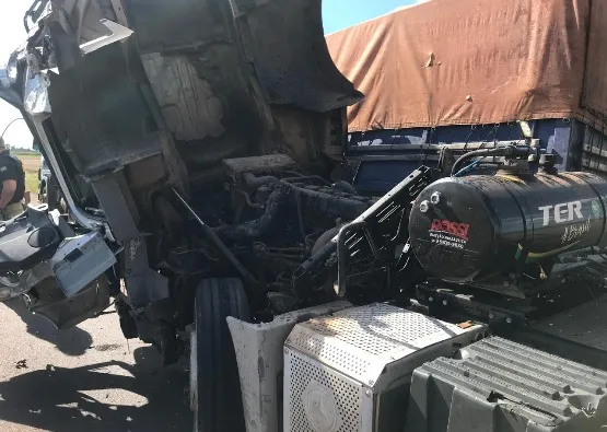 Colisão envolve  pelo menos três carretas na BR 163 em Quatro Pontes