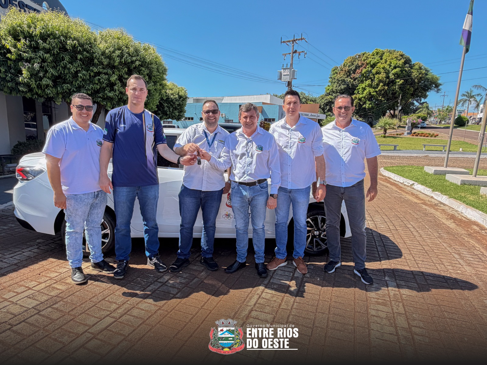 Governo de Entre Rios do Oeste adquire veículos