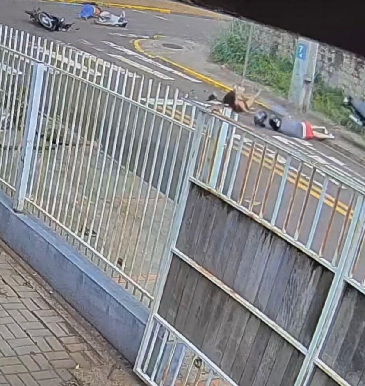 Câmeras flagram grave acidente entre motocicletas em Toledo; condutor foge sem prestar socorro