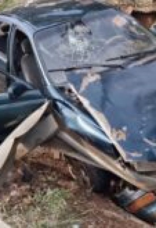 Carro capota na entrada do Paraguai