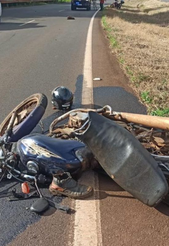 Motociclista bate na traseira de caminhão na 163 em Toledo