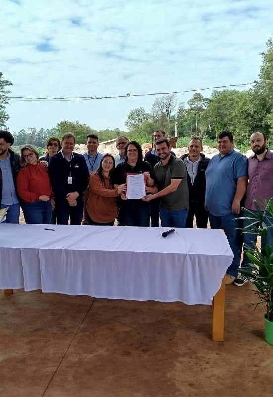Prefeitura rondonense e Itaipu firmam parceria para pavimentação rural e reconstrução da UVR da ASCAMAR