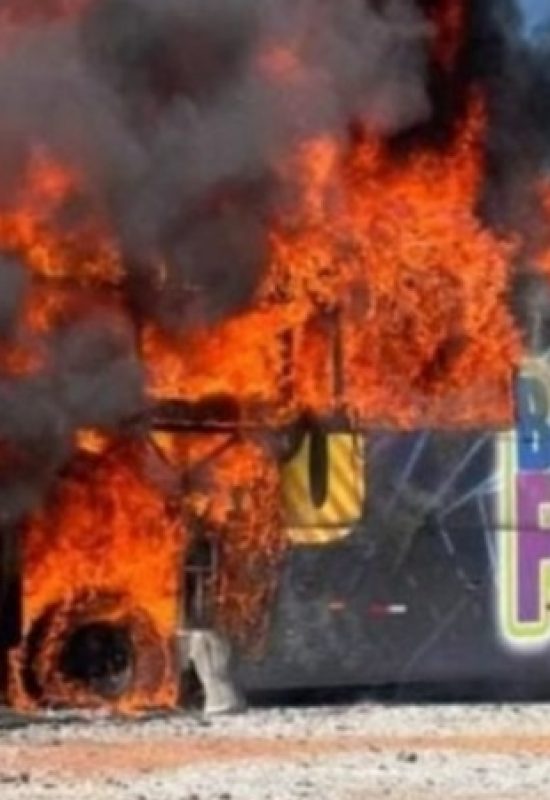 Ônibus da banda Bonde do Forró pega fogo em rodovia