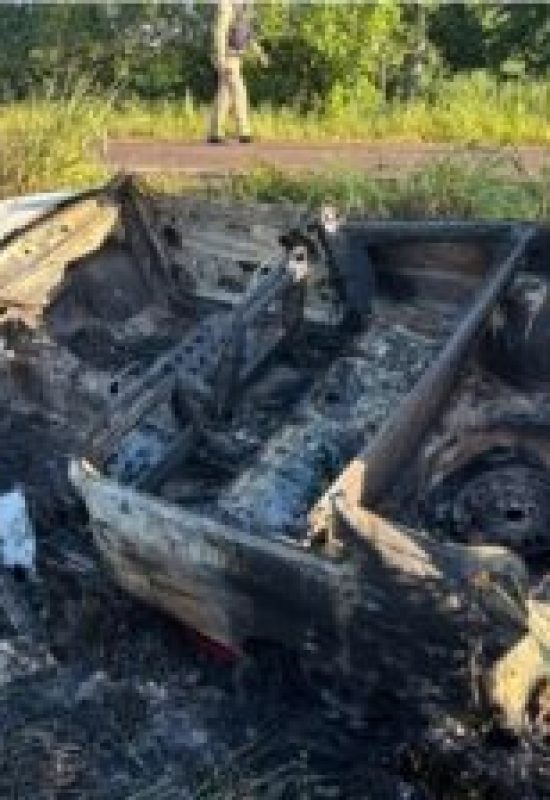 Carro pega fogo e motorista morre carbonizado