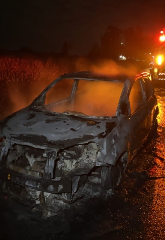Carro é destruído por incêndio na BR-163 entre Mercedes e Marechal Rondon
