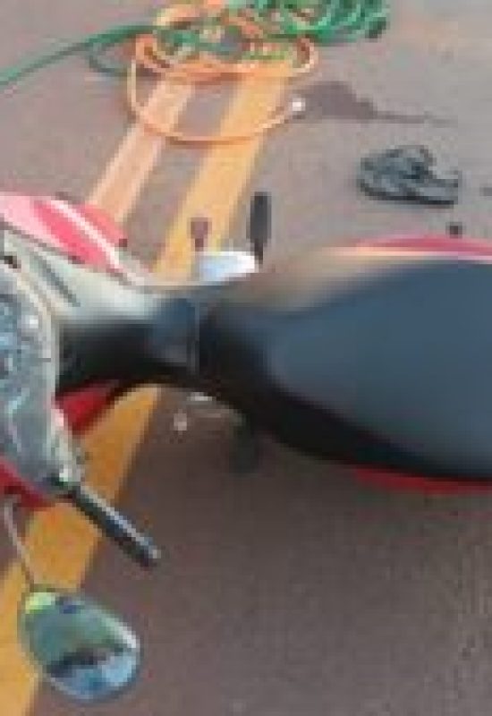Motociclista de 20 anos fica ferida em colisão após tentativa de ultrapassagem em Toledo