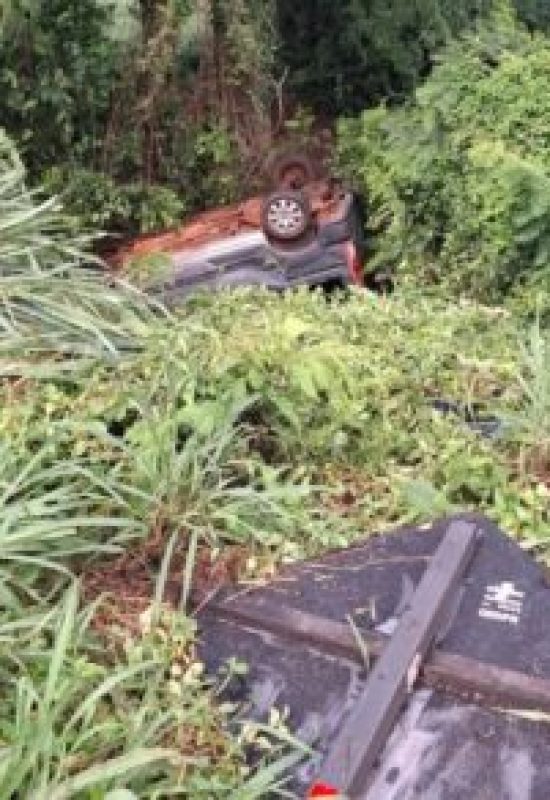 Capotamento deixa mulher e duas crianças feridas próximo a Curvado