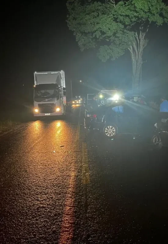 Acidente envolve 06 veiculos e deixa três pessoas feridas