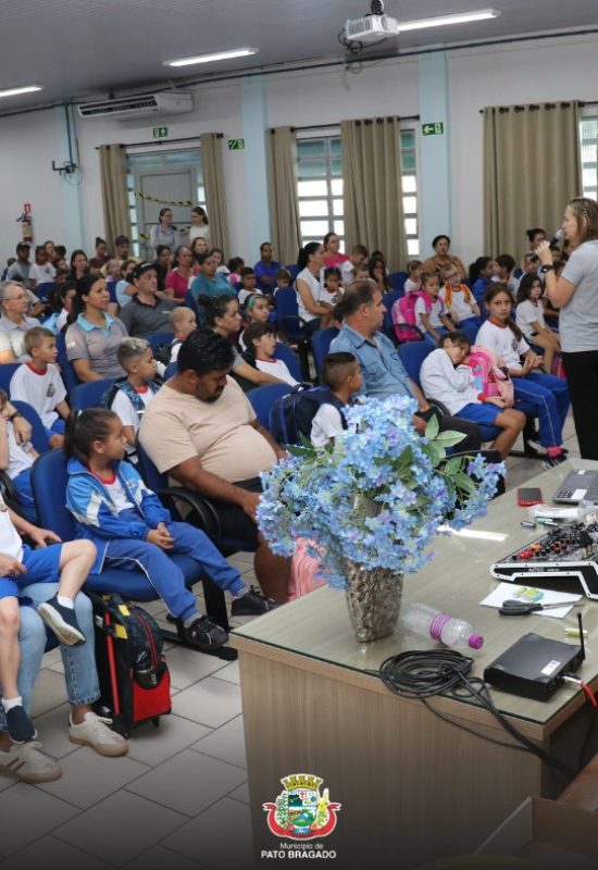 Educação em Pato Bragado avança com entrega de telas interativas na volta às aulas