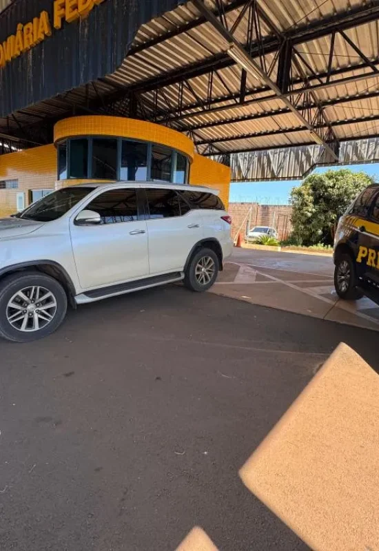 PRF recupera caminhonete roubada, após fuga e colisão