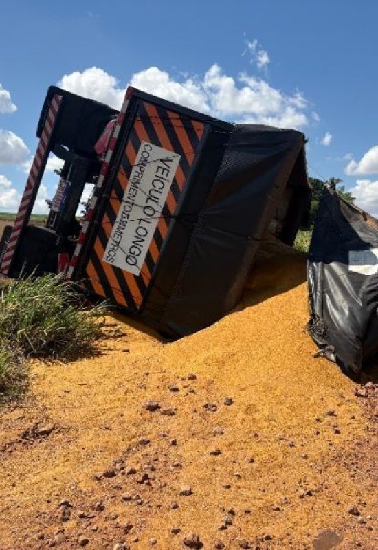 Reboque de carreta tomba e carga de farelo se espalha às margens da BR-163
