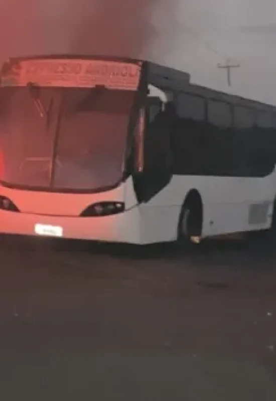 Ônibus pega fogo na BR 163 próximo a Novo Horizonte