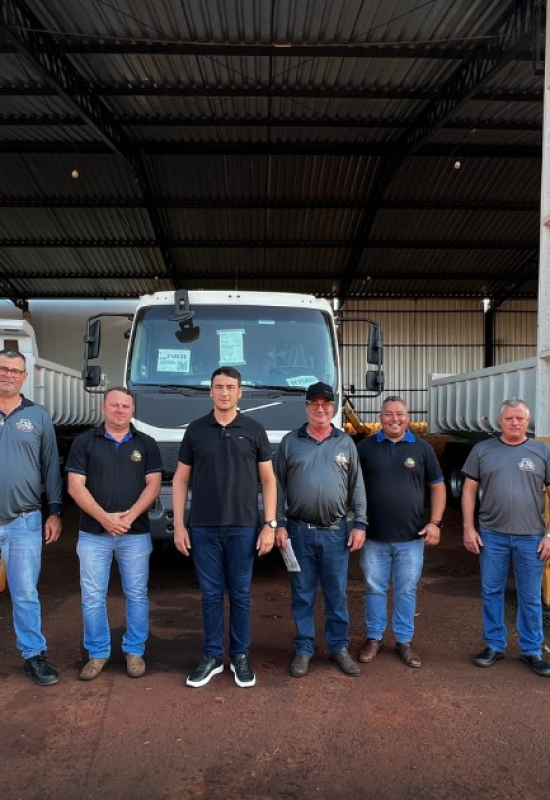 Prefeitura entrega três caminhões caçamba para reforçar a Secretaria de Obras, Viação e Urbanismo