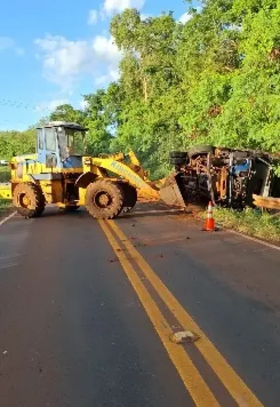 Tombamento de caminhão mata motorista paraguaio