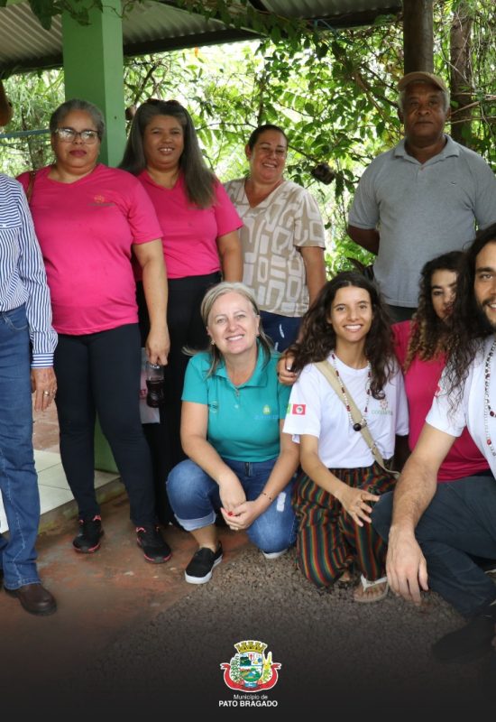 Horto de Pato Bragado recebe comitiva da UFSCar e Cooplantas para intercâmbio sobre plantas medicinais